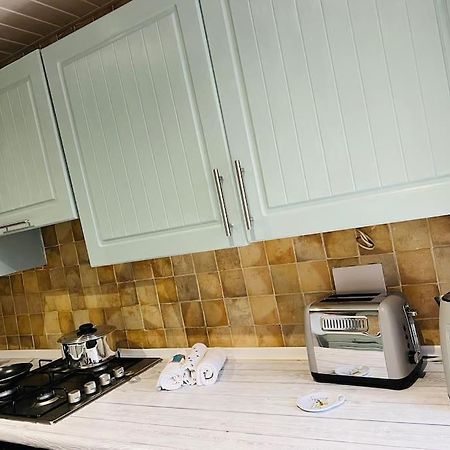 The White House - Cheerful 3 Bedroom Home In Wigan - Ince - Sleeps 7 - Parking - Work Space - Great Motorway Links Esterno foto