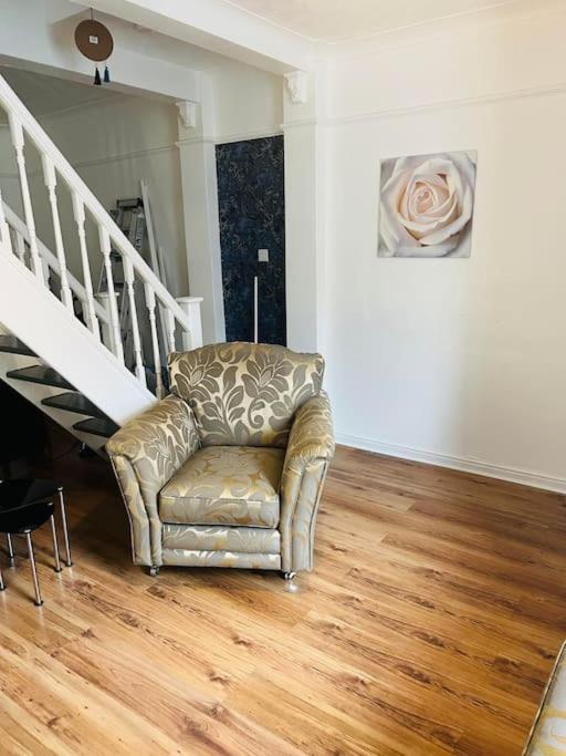 The White House - Cheerful 3 Bedroom Home In Wigan - Ince - Sleeps 7 - Parking - Work Space - Great Motorway Links Esterno foto