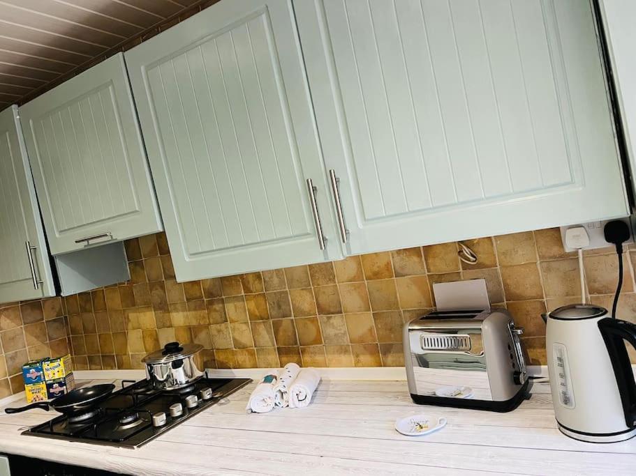 The White House - Cheerful 3 Bedroom Home In Wigan - Ince - Sleeps 7 - Parking - Work Space - Great Motorway Links Esterno foto