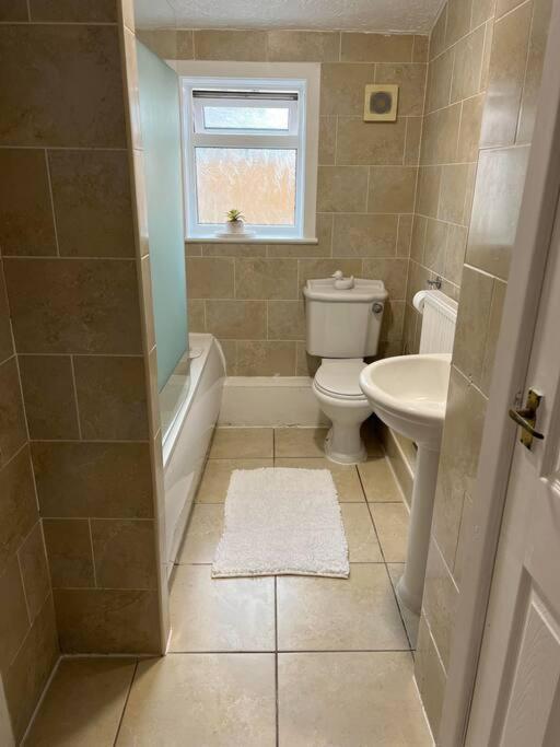 The White House - Cheerful 3 Bedroom Home In Wigan - Ince - Sleeps 7 - Parking - Work Space - Great Motorway Links Esterno foto