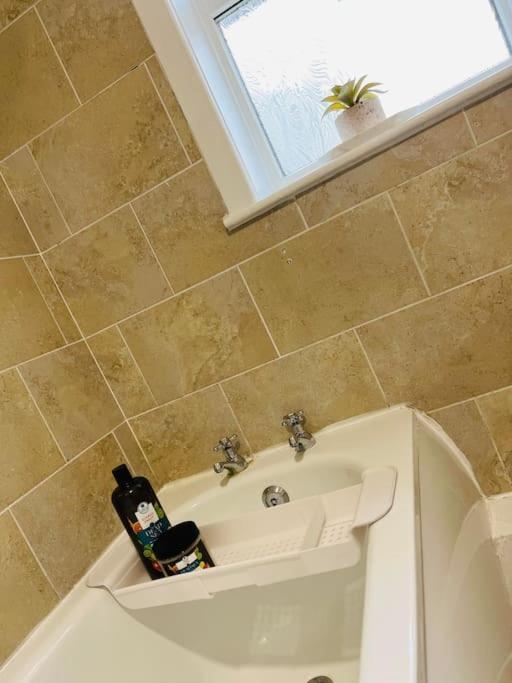 The White House - Cheerful 3 Bedroom Home In Wigan - Ince - Sleeps 7 - Parking - Work Space - Great Motorway Links Esterno foto