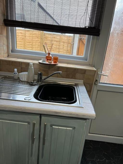 The White House - Cheerful 3 Bedroom Home In Wigan - Ince - Sleeps 7 - Parking - Work Space - Great Motorway Links Esterno foto